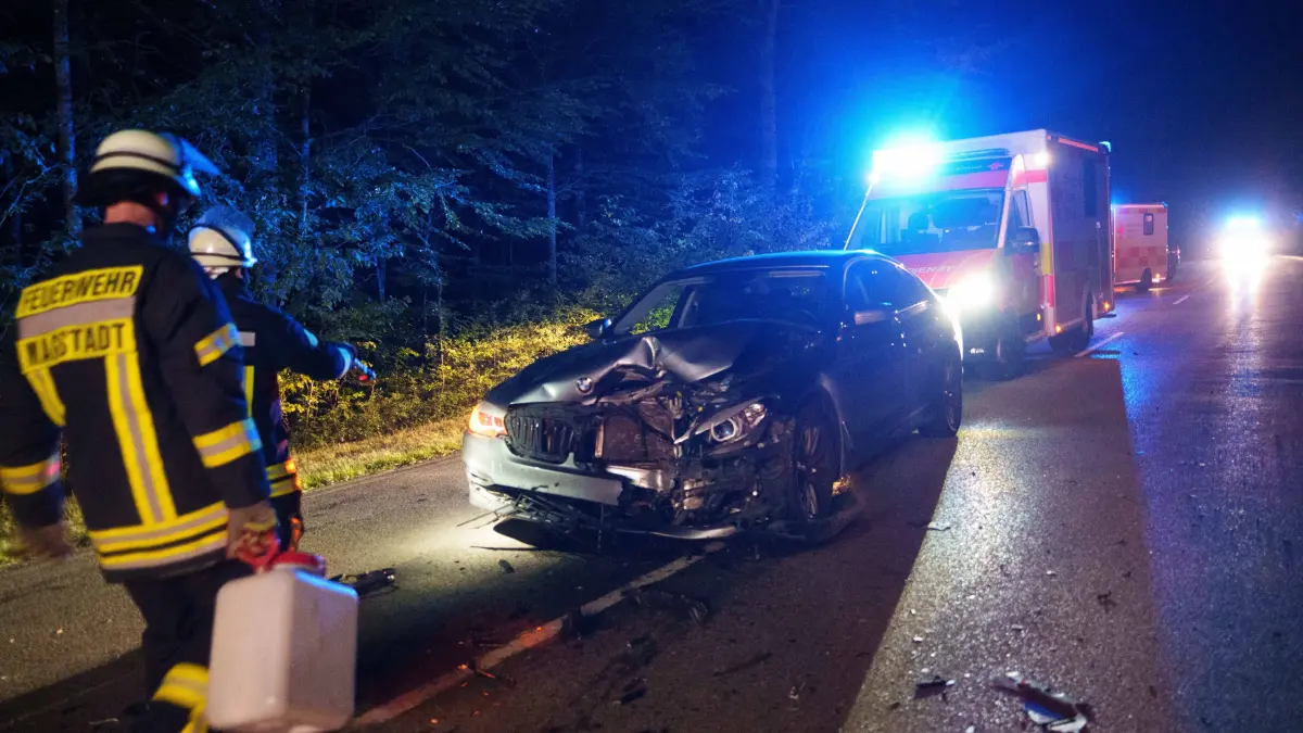 Am spaeten Dienstagabend kam es auf der Strecke zwischen Sindelfingen-Maichingen und Buesnau, auf Gemarkung Magstadt, zu einem schweren Verkehrsunfall mit toedlichem Ausgang.<br />
<br />
Nach ersten Informationen war ein Porsche aus Richtung Buesnau kommend unterwegs. Aus bislang ungeklaerter Ursache und mutmasslich mit deutlich ueberhoehter Geschwindigkeit prallte der Sportwagen nahezu ungebremst auf einen ordnungsgemaess abgestellten Lkw mit Anhaenger. Der Porsche geriet dabei unter den Anhaenger.<br />
<br />
Durch die enorme Wucht des Aufpralls wurde das Fahrzeug in zwei Teile gerissen. Der hintere Fahrzeugbereich wurde in den angrenzenden Wald geschleudert. Der vordere Bereich des Porsche wurde bei dem Unfall massiv zerstoert.<br />
<br />
Der Fahrer wurde durch die Wucht des Aufpralls aus dem Fahrzeug geschleudert und kam rund 60 Meter weiter auf der Fahrbahn zum Liegen. Fuer den Mann kam jede Hilfe zu spaet. Der alarmierte Notarzt konnte nur noch den Tod des Fahrers feststellen.<br />
<br />
Durch umherfliegende Fahrzeugteile beziehungsweise einen abgerissenen Reifen wurden zudem zwei weitere Pkw beschaedigt. Ueber die genaue Hoehe des entstandenen Sachschadens liegen derzeit noch keine Angaben vor.<br />
<br />
Die Unfallstrecke musste fuer die umfangreiche Unfallaufnahme und die Bergungsarbeiten fuer mehrere Stunden vollstaendig gesperrt werden. Die Polizei hat die Ermittlungen zur Unfallursache aufgenommen. Dabei soll insbesondere geklaert werden, wie es zu dem schweren Unfall kommen konnte und mit welcher Geschwindigkeit der Porsche unterwegs war.