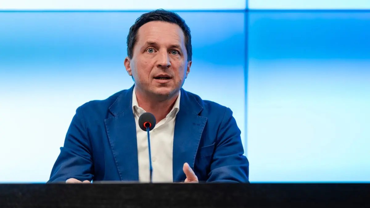 PK zur Neuaufstellung der SPD-Landtagsfraktion: ARCHIV - 25.03.2026, Baden-Württemberg, Stuttgart: Sascha Binder, Fraktionsvorsitzender der SPD Baden-Württemberg, spricht während einer Landespressekonferenz über die Neuaufstellung der SPD-Landtagsfraktion. (zu dpa: «Landtags-SPD will wegen Autokrise «Rente mit 63» verlängern») Foto: Christoph Schmidt/dpa +++ dpa-Bildfunk +++