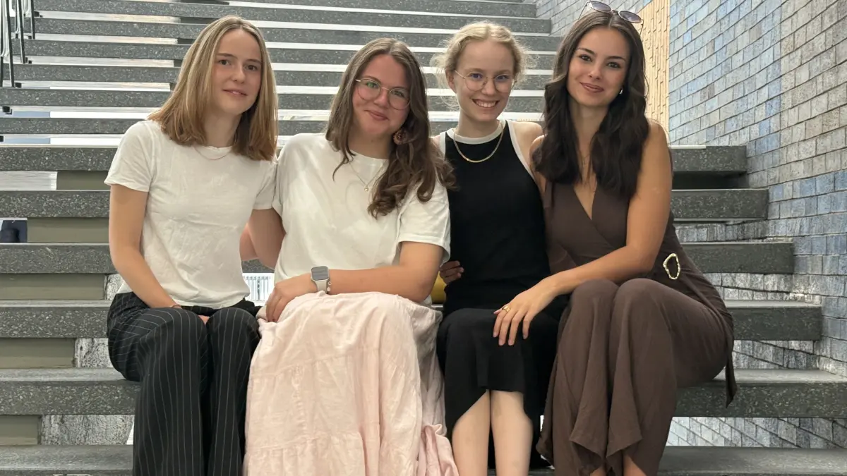 Die vier Schülerinnen Ida, Vivien, Helene und Anastasija (v.l.n.r.) engagieren sich am Eberhard-Ludwigs-Gymnasium