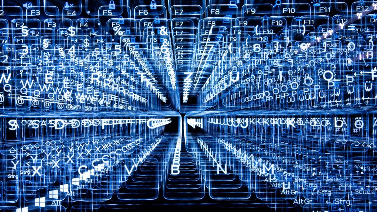 Illustration Cyberkriminalität: ARCHIV - 11.01.2019, NA, Stuttgart: Tasten einer beleuchteten Tastatur (Aufnahme mit Zoomeffekt). (zu dpa: «Hunderte von Anfragen nach Hackerangriff in Berlin») Foto: Sebastian Gollnow/dpa +++ dpa-Bildfunk +++