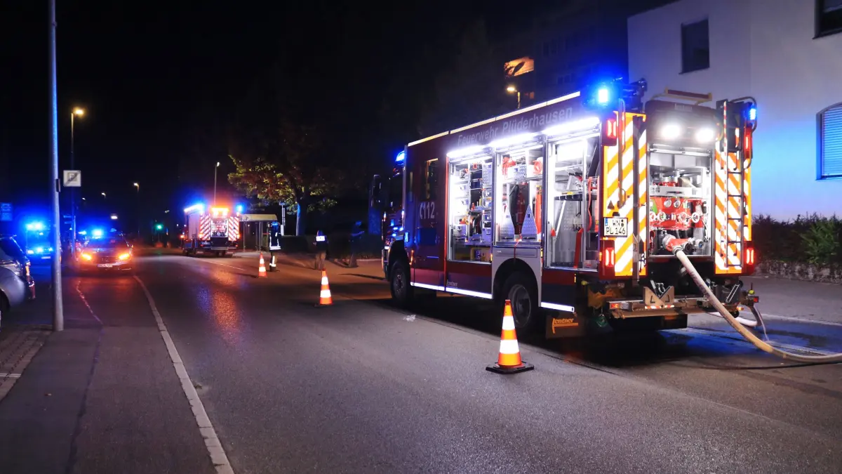 Zwei Menschen sterben bei Wohnungsbrand in Plüderhausen – Feuerwehreinsatz in der Nacht