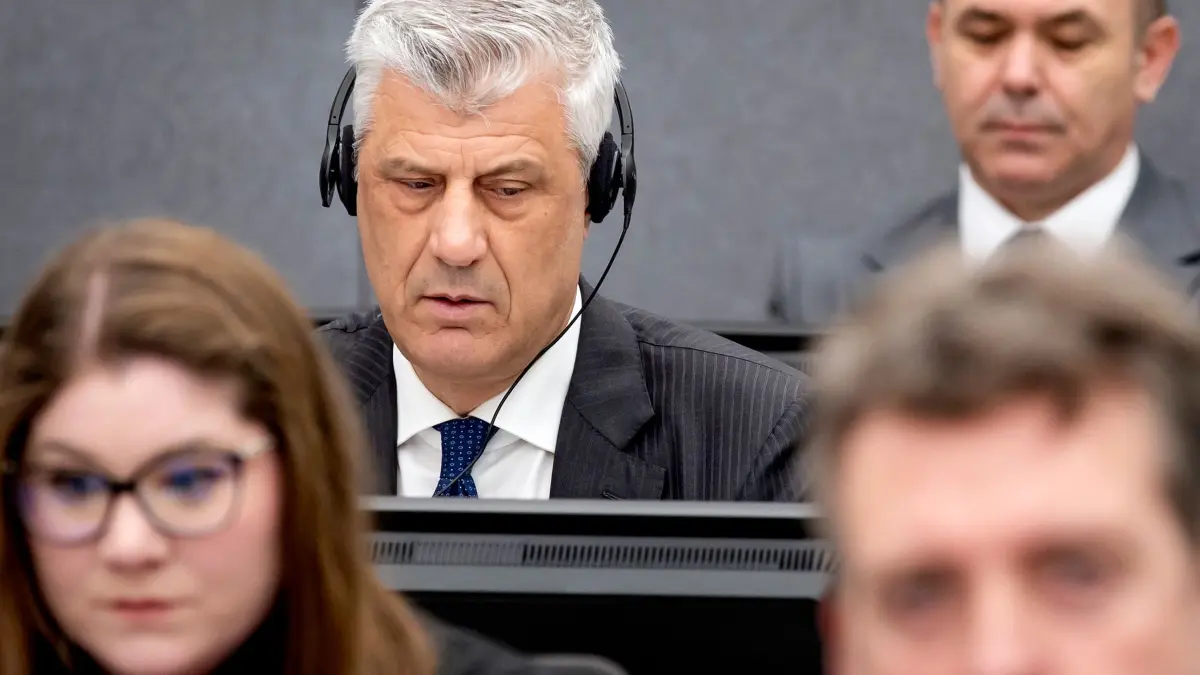 Hashim Thaci: ARCHIV - 03.04.2023, Niederlande, Den Haag: Hashim Thaci (l), ehemaliger Präsident des Kosovo, verteidigt sich vor dem Kosovo-Tribunal gegen Anklagen wegen Mord, Folter und Verfolgung, die während des Unabhängigkeitskrieges seines Landes gegen Serbien begangen worden sein sollen. (zu dpa: «Kriegsverbrechen: 25 Jahre Haft für Kosovos Ex-Präsident») Foto: Koen van Weel/Pool ANP/AP/dpa +++ dpa-Bildfunk +++