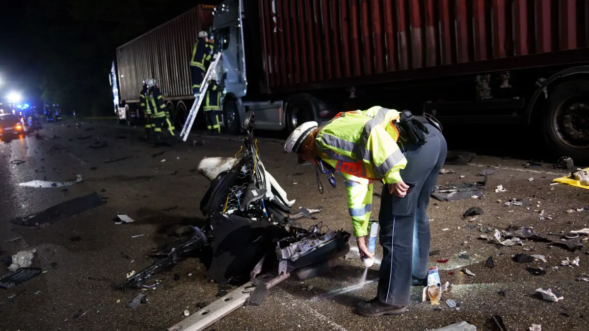 Am spaeten Dienstagabend kam es auf der Strecke zwischen Sindelfingen-Maichingen und Buesnau, auf Gemarkung Magstadt, zu einem schweren Verkehrsunfall mit toedlichem Ausgang.<br />
<br />
Nach ersten Informationen war ein Porsche aus Richtung Buesnau kommend unterwegs. Aus bislang ungeklaerter Ursache und mutmasslich mit deutlich ueberhoehter Geschwindigkeit prallte der Sportwagen nahezu ungebremst auf einen ordnungsgemaess abgestellten Lkw mit Anhaenger. Der Porsche geriet dabei unter den Anhaenger.<br />
<br />
Durch die enorme Wucht des Aufpralls wurde das Fahrzeug in zwei Teile gerissen. Der hintere Fahrzeugbereich wurde in den angrenzenden Wald geschleudert. Der vordere Bereich des Porsche wurde bei dem Unfall massiv zerstoert.<br />
<br />
Der Fahrer wurde durch die Wucht des Aufpralls aus dem Fahrzeug geschleudert und kam rund 60 Meter weiter auf der Fahrbahn zum Liegen. Fuer den Mann kam jede Hilfe zu spaet. Der alarmierte Notarzt konnte nur noch den Tod des Fahrers feststellen.<br />
<br />
Durch umherfliegende Fahrzeugteile beziehungsweise einen abgerissenen Reifen wurden zudem zwei weitere Pkw beschaedigt. Ueber die genaue Hoehe des entstandenen Sachschadens liegen derzeit noch keine Angaben vor.<br />
<br />
Die Unfallstrecke musste fuer die umfangreiche Unfallaufnahme und die Bergungsarbeiten fuer mehrere Stunden vollstaendig gesperrt werden. Die Polizei hat die Ermittlungen zur Unfallursache aufgenommen. Dabei soll insbesondere geklaert werden, wie es zu dem schweren Unfall kommen konnte und mit welcher Geschwindigkeit der Porsche unterwegs war.