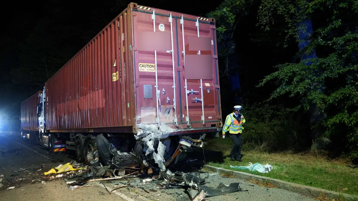 Der Porsche wurde bei dem Unfall total zerstört, der Fahrer kam ums Leben.