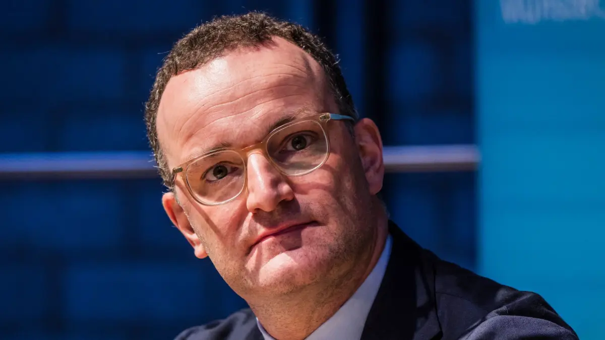 Bezirksparteitag der CDU Münsterland: 15.09.2026, Nordrhein-Westfalen, Havixbeck: Jens Spahn (CDU) sitzt auf dem Bezirksparteitag der CDU Münsterland auf dem Podest. Spahn war nach seiner Leihmutter-Affäre als Vorsitzender der CDU/CSU-Fraktion im Bundestags zurückgetreten. Nun verzichtet er im nächsten Schritt auf den Vorsitz im Münsterland, Bundestagsabgeordneter seines Wahlkreises im westlichen Münsterland will er aber bleiben. (zu dpa: «Spahn gibt Bezirksvorsitz im Münsterland auf - Feller folgt») Foto: Lars Berg/dpa +++ dpa-Bildfunk +++