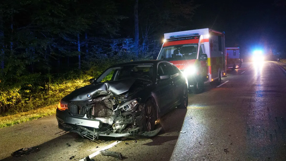 Am spaeten Dienstagabend kam es auf der Strecke zwischen Sindelfingen-Maichingen und Buesnau, auf Gemarkung Magstadt, zu einem schweren Verkehrsunfall mit toedlichem Ausgang.<br />
<br />
Nach ersten Informationen war ein Porsche aus Richtung Buesnau kommend unterwegs. Aus bislang ungeklaerter Ursache und mutmasslich mit deutlich ueberhoehter Geschwindigkeit prallte der Sportwagen nahezu ungebremst auf einen ordnungsgemaess abgestellten Lkw mit Anhaenger. Der Porsche geriet dabei unter den Anhaenger.<br />
<br />
Durch die enorme Wucht des Aufpralls wurde das Fahrzeug in zwei Teile gerissen. Der hintere Fahrzeugbereich wurde in den angrenzenden Wald geschleudert. Der vordere Bereich des Porsche wurde bei dem Unfall massiv zerstoert.<br />
<br />
Der Fahrer wurde durch die Wucht des Aufpralls aus dem Fahrzeug geschleudert und kam rund 60 Meter weiter auf der Fahrbahn zum Liegen. Fuer den Mann kam jede Hilfe zu spaet. Der alarmierte Notarzt konnte nur noch den Tod des Fahrers feststellen.<br />
<br />
Durch umherfliegende Fahrzeugteile beziehungsweise einen abgerissenen Reifen wurden zudem zwei weitere Pkw beschaedigt. Ueber die genaue Hoehe des entstandenen Sachschadens liegen derzeit noch keine Angaben vor.<br />
<br />
Die Unfallstrecke musste fuer die umfangreiche Unfallaufnahme und die Bergungsarbeiten fuer mehrere Stunden vollstaendig gesperrt werden. Die Polizei hat die Ermittlungen zur Unfallursache aufgenommen. Dabei soll insbesondere geklaert werden, wie es zu dem schweren Unfall kommen konnte und mit welcher Geschwindigkeit der Porsche unterwegs war.