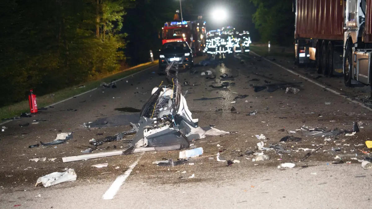 Am spaeten Dienstagabend kam es auf der Strecke zwischen Sindelfingen-Maichingen und Buesnau, auf Gemarkung Magstadt, zu einem schweren Verkehrsunfall mit toedlichem Ausgang.<br />
<br />
Nach ersten Informationen war ein Porsche aus Richtung Buesnau kommend unterwegs. Aus bislang ungeklaerter Ursache und mutmasslich mit deutlich ueberhoehter Geschwindigkeit prallte der Sportwagen nahezu ungebremst auf einen ordnungsgemaess abgestellten Lkw mit Anhaenger. Der Porsche geriet dabei unter den Anhaenger.<br />
<br />
Durch die enorme Wucht des Aufpralls wurde das Fahrzeug in zwei Teile gerissen. Der hintere Fahrzeugbereich wurde in den angrenzenden Wald geschleudert. Der vordere Bereich des Porsche wurde bei dem Unfall massiv zerstoert.<br />
<br />
Der Fahrer wurde durch die Wucht des Aufpralls aus dem Fahrzeug geschleudert und kam rund 60 Meter weiter auf der Fahrbahn zum Liegen. Fuer den Mann kam jede Hilfe zu spaet. Der alarmierte Notarzt konnte nur noch den Tod des Fahrers feststellen.<br />
<br />
Durch umherfliegende Fahrzeugteile beziehungsweise einen abgerissenen Reifen wurden zudem zwei weitere Pkw beschaedigt. Ueber die genaue Hoehe des entstandenen Sachschadens liegen derzeit noch keine Angaben vor.<br />
<br />
Die Unfallstrecke musste fuer die umfangreiche Unfallaufnahme und die Bergungsarbeiten fuer mehrere Stunden vollstaendig gesperrt werden. Die Polizei hat die Ermittlungen zur Unfallursache aufgenommen. Dabei soll insbesondere geklaert werden, wie es zu dem schweren Unfall kommen konnte und mit welcher Geschwindigkeit der Porsche unterwegs war.