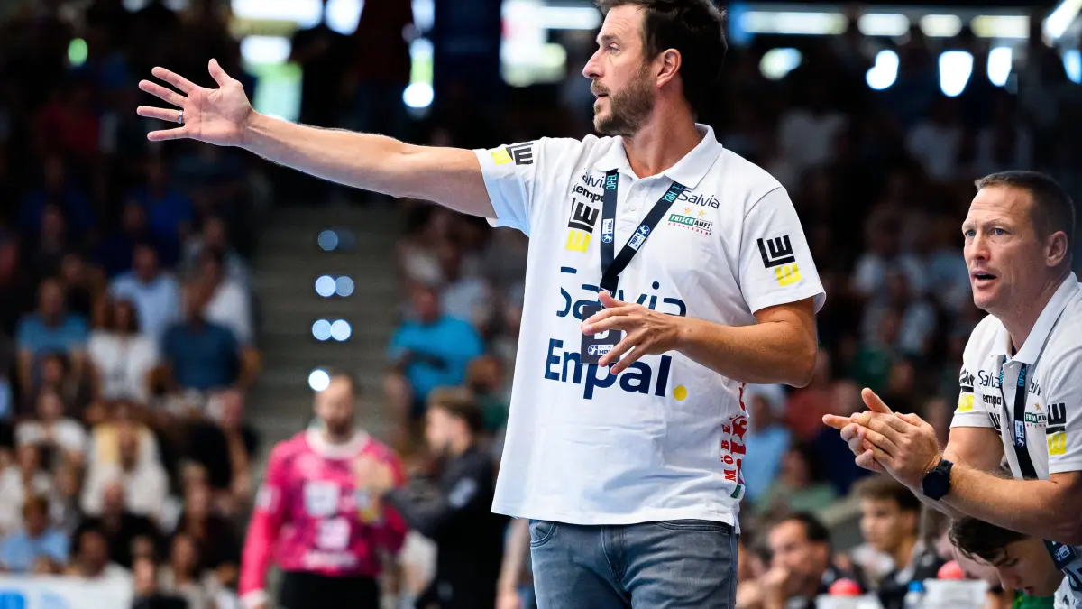 Goeppingen: HBL - 26/27 - Frisch Auf Goeppingen - THW Kiel Trainer Ben Matschke Goeppingen Gestik / Geste / gestikuliert / Goeppingen EWS Arena Baden-Württemberg Deutschland *** Göppingen HBL 26 27 Frisch Auf Göppingen THW Kiel Coach Ben Matschke Göppingen Gesture Gesturing Göppingen EWS Arena Baden-Württemberg Germany