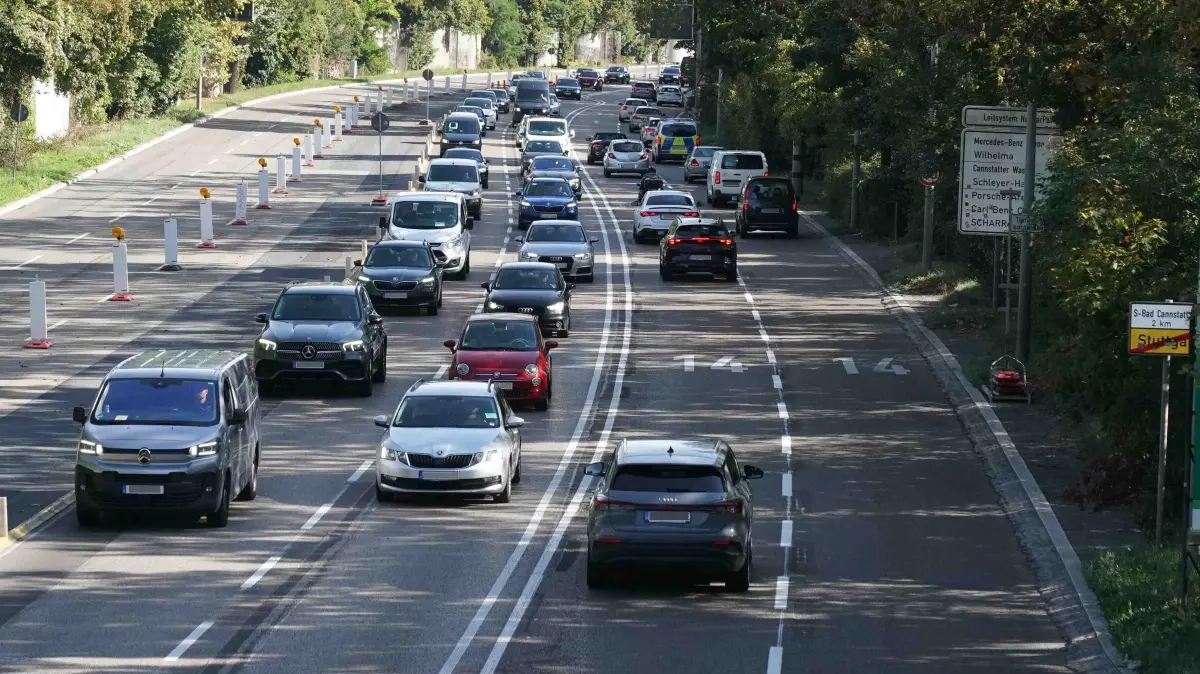 Stuttgart Neue Verkehrsfuerhung auf der Cannstatterstrasse B14 aus Bad Cannstatt Richtung zentrum ist die rechte Fahrspur gesperrt der Verkehr wird links umgeleidet, aus der Stadt Richtung Cannstatt eine Fahrspur weniger, der Verkehr kommt jetzt zusammen. Auf der anderen Seite wird wegen den Nesenbach die Strasse aufgerissen. Foto Andreas Rosar Fotoagentur-Stuttgart 17.09.2026