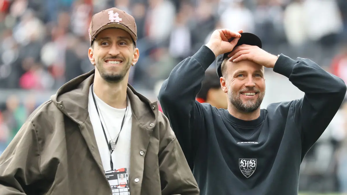 BAU // Frankfurt , Fußball Bundesliga Fußball Eintracht Frankfurt vs. VfB Stuttgart , von links: Atakan Karazor / Trainer Sebastian Hoeneß ( VfB )