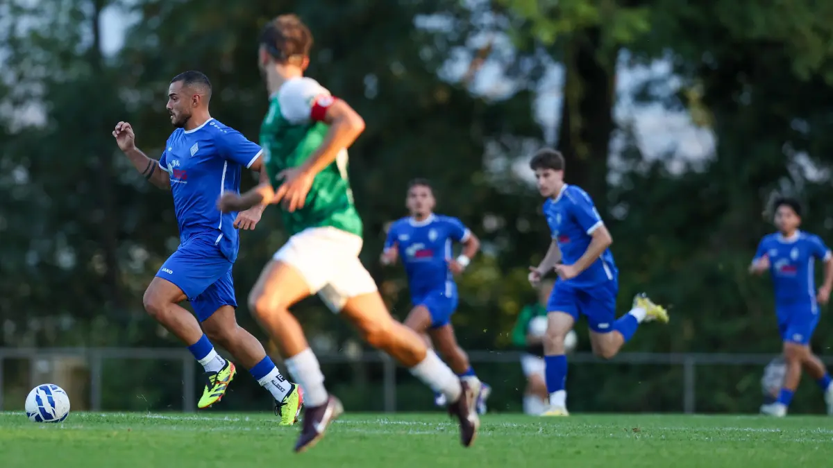 Mikail Guemuessu (SV Boeblingen, #8) nimmt anlauf mit dem Ball
TSV Koengen vs. SV Boeblingen, Fussball, Landesliga - Herren, 7. Spieltag, Spielzeit 2026/2027, 16.09.2026
Foto: Eibner-Pressefoto/Soeren Herweg