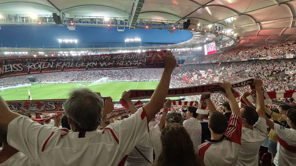 Die VfB-Fans werden ihr Team gegen Borussia Dortmund wieder lautstark anfeuern.