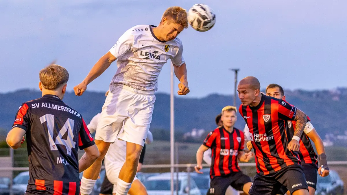 Fußball, Landesliga, SV Leonberg/Elingen gegen SV Allmersbach, Nr.18 Finley Strahl Kopfball zum 0:1