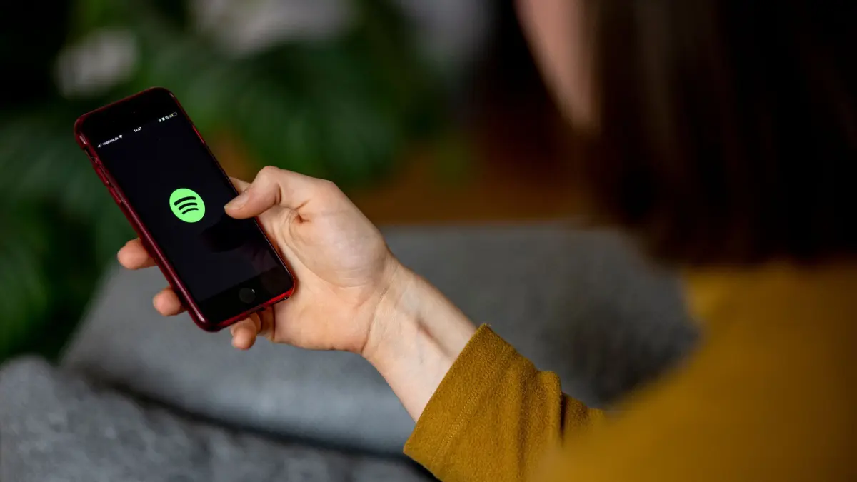 Das Logo der App Spotify auf einem Smartphone: ILLUSTRATION - Animationsfilm-Hits oder gesungene Kinderreime? - Das will ich doch gar nicht hören, denken sich viele bei Spotify. Also Schalter umlegen und Schluss damit. Foto: Fabian Sommer/dpa/dpa-mag - Honorarfrei nur für Bezieher des Dienstes dpa-Magazin +++ dpa-Magazin +++