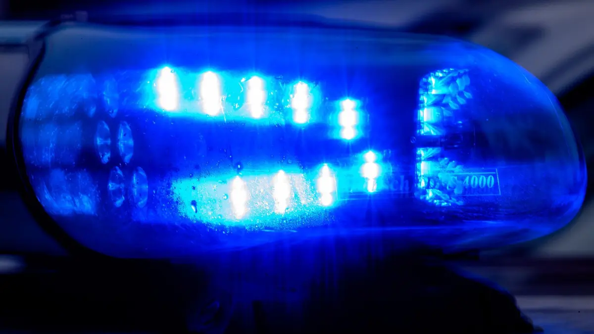 Blaulicht der Polizei: Ein Blaulicht leuchtet auf einem Fahrzeug der Polizei. (zu dpa: «Mutmaßlicher Täter nach Messerangriff in Berlin festgenommen»)