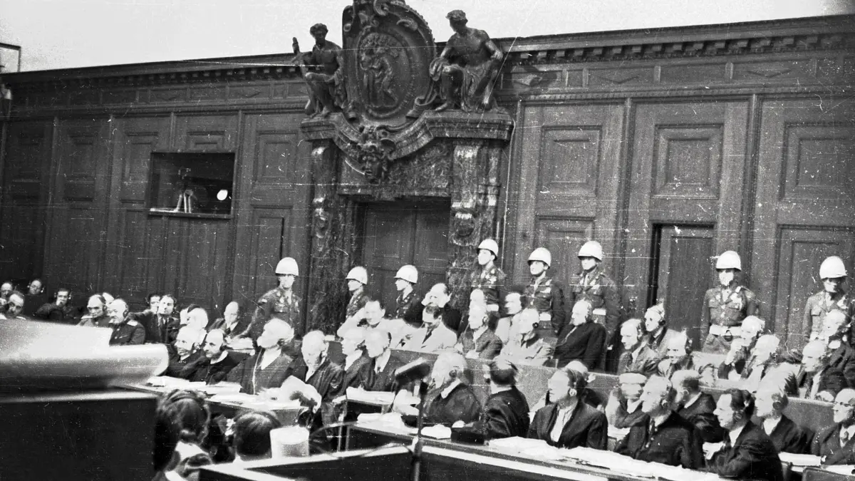 Nürnberger Prozess gegen die Hauptkriegsverbrecher - Original-Bildunterschrift: Am 20. November 1945 begannen vor einem Internationalen Militärtribunal in Nürnberg die sogenannten Kriegsverbrecherprozesse gegen die prominenten Führer des 1000 jährigen Reiches, mit Göring, Hess, von Ribbentrop, Keitl, Rosenberg, Frank, Frick, Streicher und Funk.