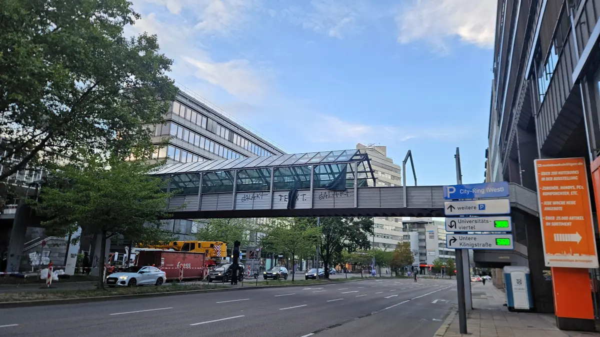 Der Fußgänger-Steg über die Friedrichstraße in Stuttgart-Mitte wird am Wochenende vom 18. September 2026 abgebaut. Vorarbeiten finden bereits statt.