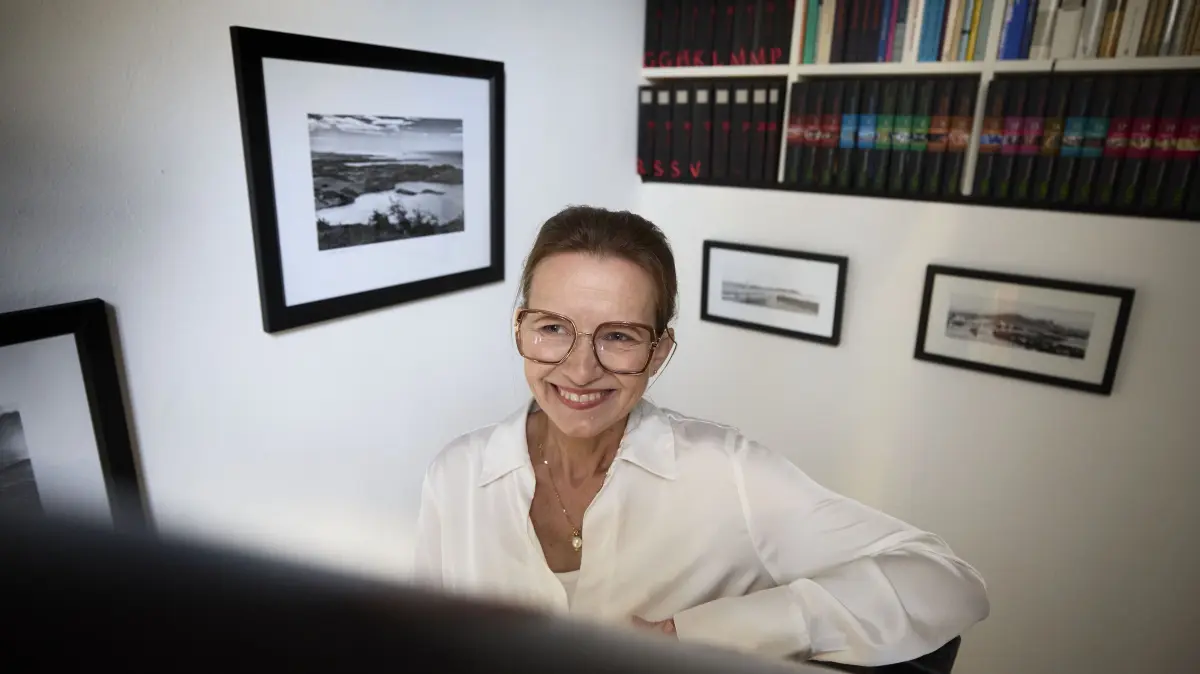DA ES EINE AUTORIN IST WÜRDE ICH DIE BÜCHERWAND NICHT WEGSCHNEIDEN. KEINEN AUSSCHNITT MACHEN Autorin Julia Reusch: DA ES EINE AUTORIN IST WÜRDE ICH DIE BÜCHERWAND NICHT WEGSCHNEIDEN.
KEINEN AUSSCHNITT MACHEN
Waiblingen, DEU, 17.09.2026
Autorin Julia Reusch
No model release. Kein Einverständnis für Werbung, keine Weitergabe an Dritte.
Abgebildete Personen haben der Veröffentlichung in der STZN zugestimmt.