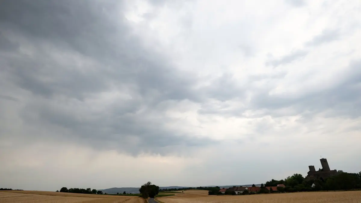 Wetter in Hessen: ARCHIV - 30.07.2026, Hessen, Münzenberg: Dunkle Wolken ziehen über die Ruine der Burg Münzenberg (r) im Wetteraukreis. (zu dpa: «Herbstwetter in Hessen: Regen, Wind und milde Temperaturen») Foto: Florian Wiegand/dpa +++ dpa-Bildfunk +++