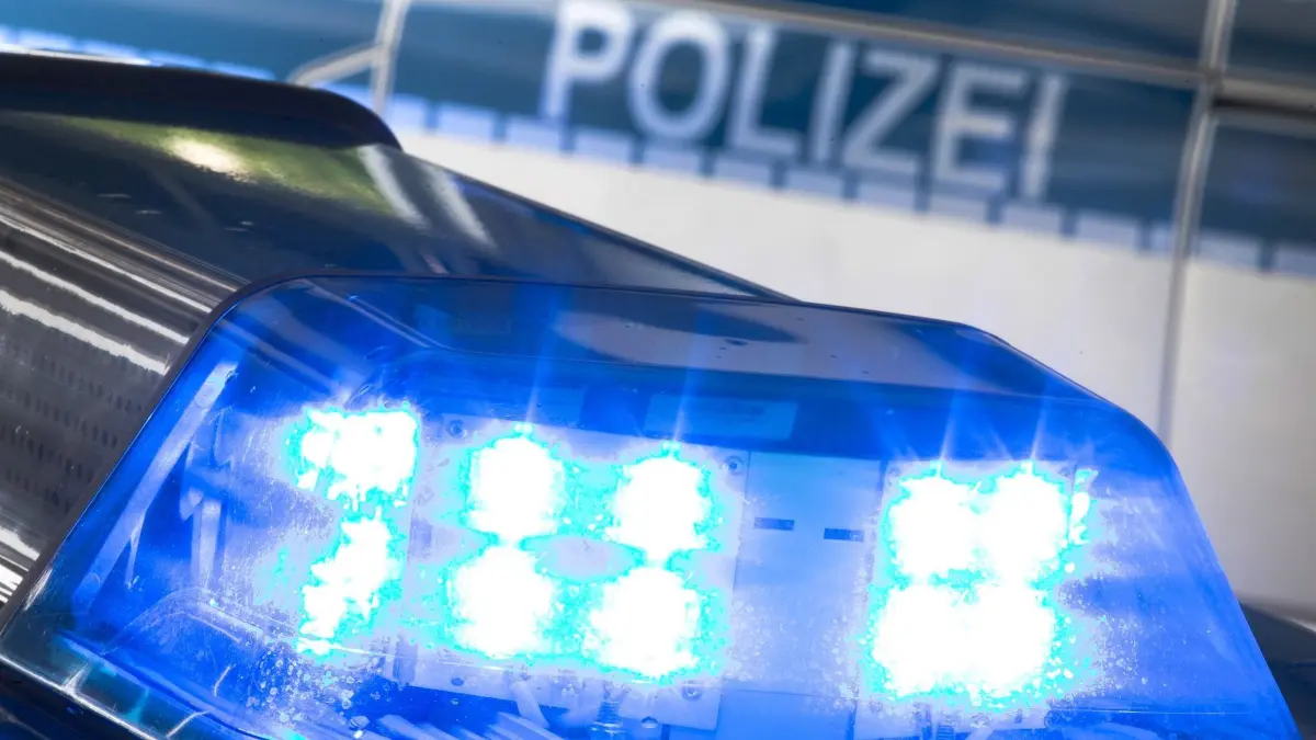 Blaulicht auf Polizeiwagen: ARCHIV - 27.07.2015, Nordrhein-Westfalen, ---: Ein Blaulicht leuchtet auf dem Dach eines Polizeiwagens. (zu dpa: «Auto überschlägt sich - Fahrerin schwer verletzt») Foto: Friso Gentsch/dpa +++ dpa-Bildfunk +++