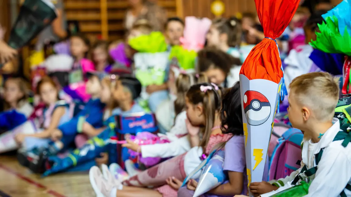 Einschulung in der Wilhelmsschule Wangen : 17.09.2026, Stuttgart: In der Grundschule der Wilhelmsschule Wangen werden die Erstklässler eingeschult. Dazu gibt es in der Turnhalle eine Einschulungssfeier wo die neuen Schüler mit ihren Schultüten sitzen. Foto: Lichtgut/Christoph Schmidt