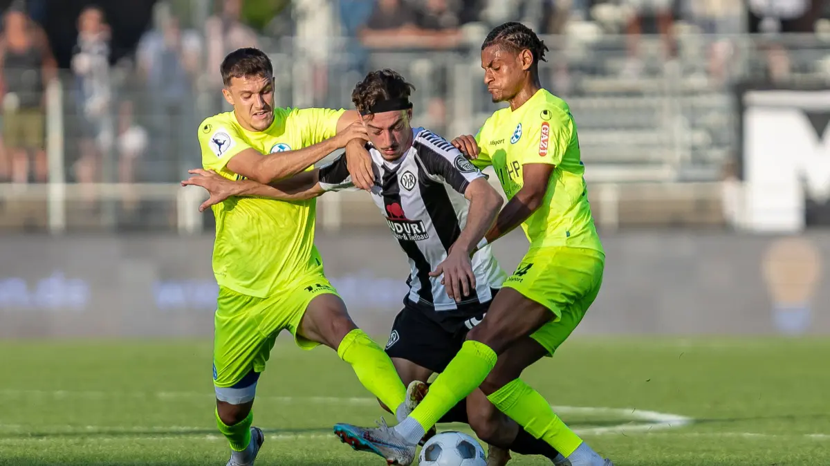 harter Zweikampf zwischen Maximilian Zaiser SV Kickers Stuttgart 18 Emre Kahriman VfR Aalen 10 Melkamu Frauendorf SV Kickers Stuttgart 14, GER, VfR Aalen vs. SV Kickers Stuttgart, Fussball, DB Regio, wfv-Pokal, 3. Runde, Spielzeit 2025/2026, 13.08.2025, GER, VfR Aalen vs. SV Kickers Stuttgart, Fussball, DB Regio, wfv-Pokal, 3. Runde, Spielzeit 2025/2026, 13.08.2025 Aalen *** tough duel between Maximilian Zaiser SV Kickers Stuttgart 18 Emre Kahriman VfR Aalen 10 Melkamu Frauendorf SV Kickers Stuttgart 14 , GER, VfR Aalen vs SV Kickers Stuttgart, Football, DB Regio, wfv Pokal, 3 round, 2025 2026 season, 13 08 2025, GER, VfR Aalen vs SV Kickers Stuttgart, Football, DB Regio, wfv Pokal, 3 round, 2025 2026 season, 13 08 2025 Aalen Copyright: xEibner-Pressefoto/JanixPlessx EP_JPL