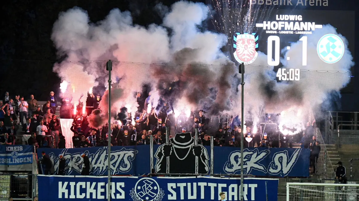 18.09.2026, xokbx, Fussball Regionalliga Suedwest, FSV Frankfurt - Stuttgarter Kickers v.l. Die Fans der Stuttgarter Kickers zuenden Feuerwerk und Pyrotechnik Frankfurt am Main *** September 18, 2026, xokbx, Regional League Southwest soccer, FSV Frankfurt vs. Stuttgarter Kickers: Stuttgarter Kickers fans set off fireworks and pyrotechnics in Frankfurt am Main