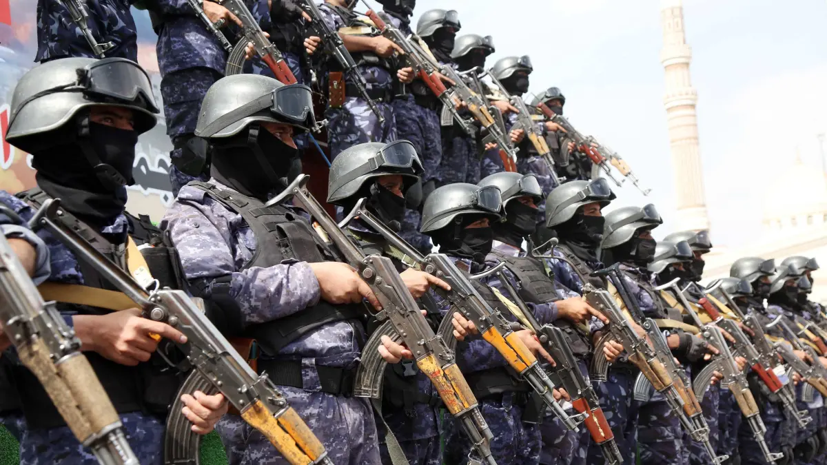 Im September 2026 eroberten die Huthi Mokka und alle vier Inseln (Perim, Zuqar und die beiden Hanisch-Inseln) in der strategisch wichtigen Meerenge Bab al-Mandab. Auch die gesamte Küste am Roten Meer wurde eingenommen.