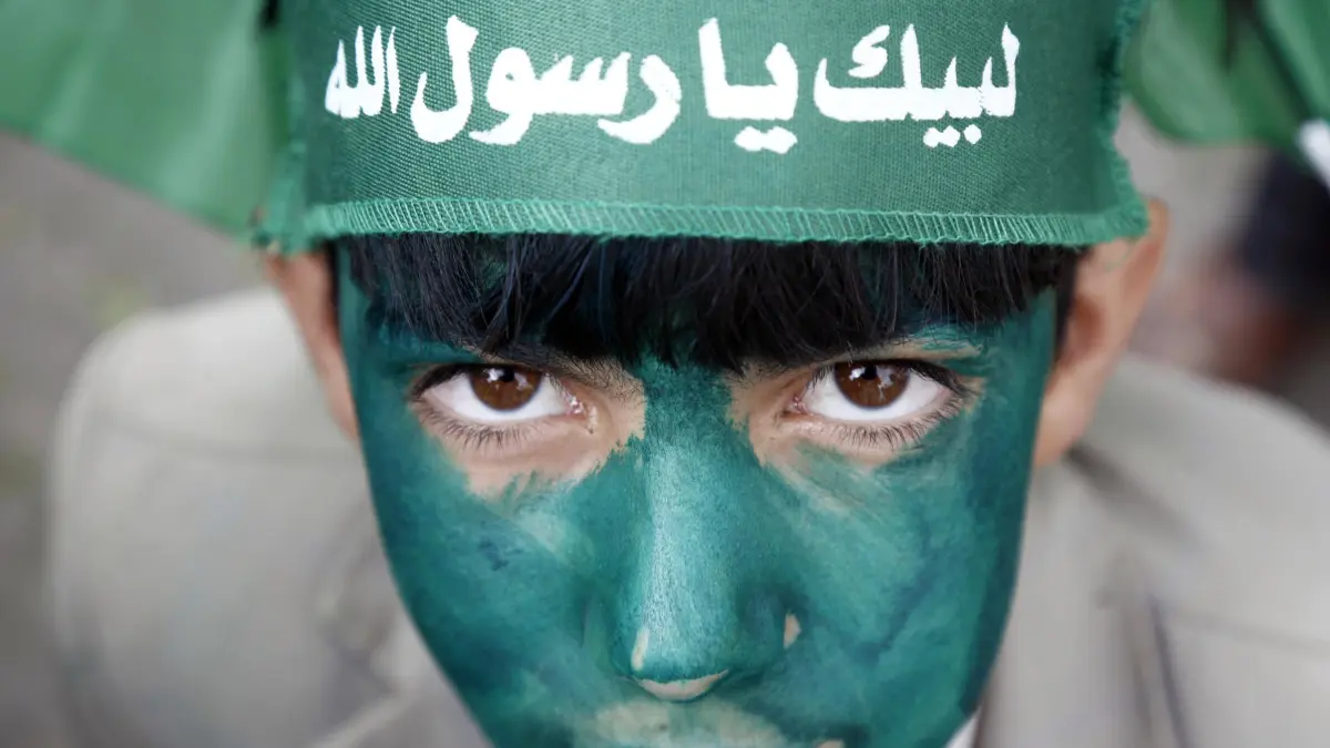 Als schiitische Gruppierung sind die Huthi eng an die Islamische Republik Iran angelehnt. Sie verstehen sich daher als Teil des pro-iranischen Kampfbegriffs „Achse des Widerstands“, welcher in iranischer Diktion primär gegen den Westen und Israel gerichtete Kräfte der Region umschreibt.