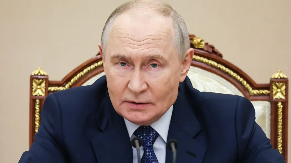 Putin leitet Regierungssitzung zum Thema Wirtschaft: RUSSIA, MOSCOW - SEPTEMBER 17, 2026: Russia's President Vladimir Putin is seen during a government meeting on economic issues, in the Kremlin. Vyacheslav Prokofyev/Russian Presidential Press and Information Office/TASS / action press