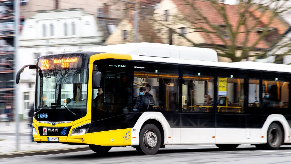 Busverkehr in Niedersachsen: Ein Linienbus der Verkehr und Wasser GmbH (VWG) fährt über eine Straßenkreuzung an der Bushaltestelle Lappan in der Oldenburger Innenstadt. (zu dpa: «Verkehrsverband fordert Entlastung bei Spritpreisen»)
