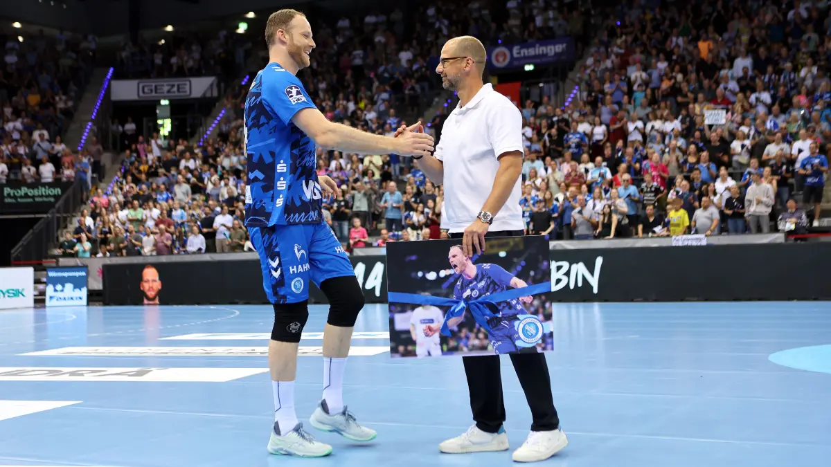 BAU // Stuttgart , Handball TVB Stuttgart VS HC Erlangen, Verabschiedung, v.l. Lenny Rubin und Jürgen Schweikardt (Geschäftsführer TVB)