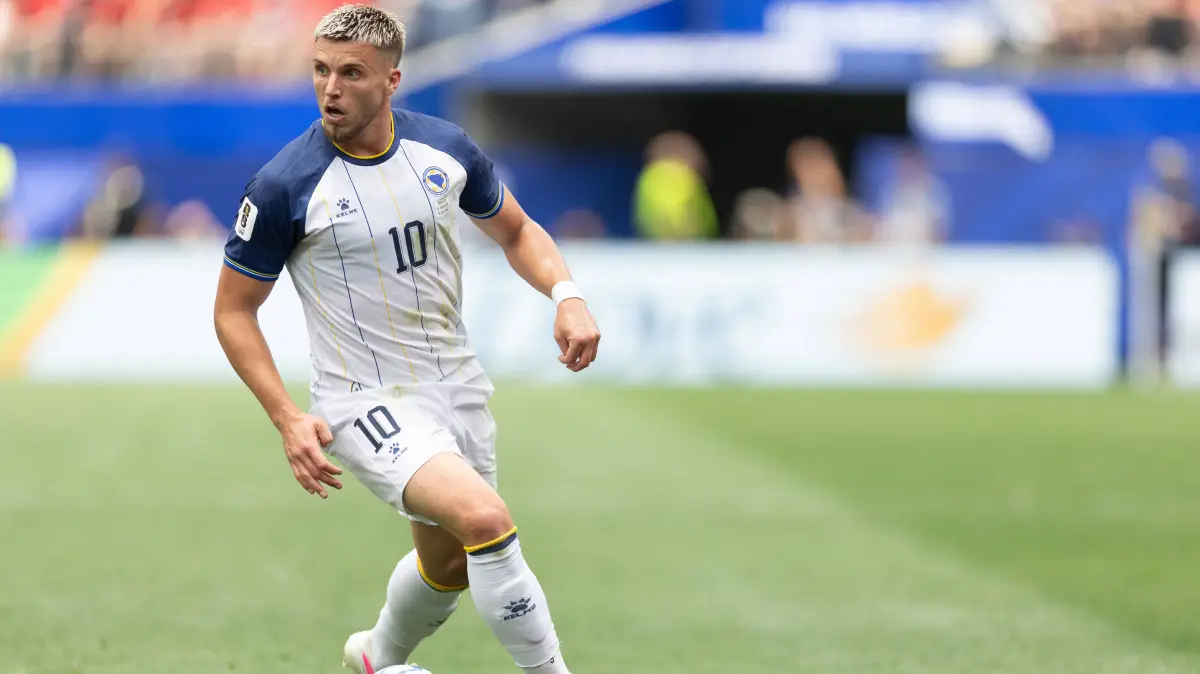INGLEWOOD, CA - JUNE 18: Ermedin Demirovic 10 of Bosnia and Herzegovina controls the ball during the FIFA World Cup, WM, Weltmeisterschaft, Fussball 2026 Group B match between Switzerland and Bosnia and Herzegovina on June 18, 2026 at Los Angeles Stadium in Inglewood, CA. Photo by Karl Anderson/Icon Sportswire SOCCER: JUN 18 FIFA World Cup 26 Group B - Switzerland vs Bosnia and Herzegovina EDITORIAL USE ONLY Icon272260618090