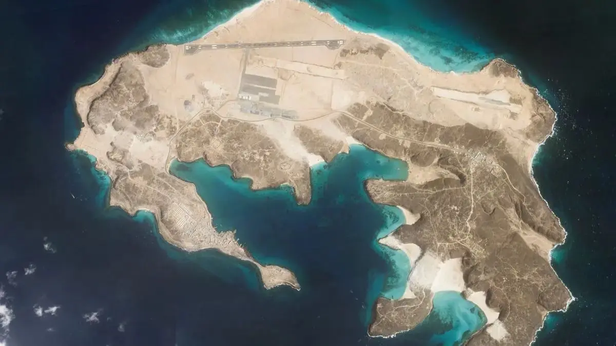 Dieses Satellitenfoto von Planet Labs PBC via AP zeigt eine Landebahn auf der Insel Majun, auch bekannt als Perim Island, in der Straße von Bab al-Mandab vor Jemen.