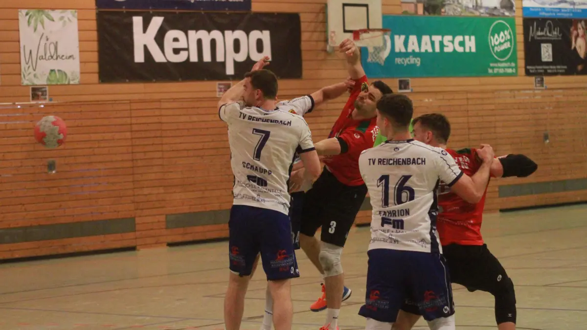 In der vergangenen Saison traf das Team Esslingen um Marc Adelt (Nummer 3) noch in der Verbandsliga auf den TV Reichenbach. Jetzt tritt das Team in der Landesliga an.