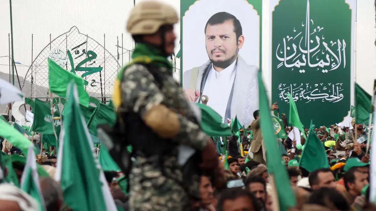 Die als Huthi bekannte, 350.000 Kämpfer umfassende, politisch-militärische Bewegung, die sich selbst als Ansar Allah (Helfer Gottes) bezeichnet, ist eine Bürgerkriegspartei im Jemen. Die Huthi gehören den Zaiditen, einer schiitischen Gruppierung mit eigener Rechtsschule, an.