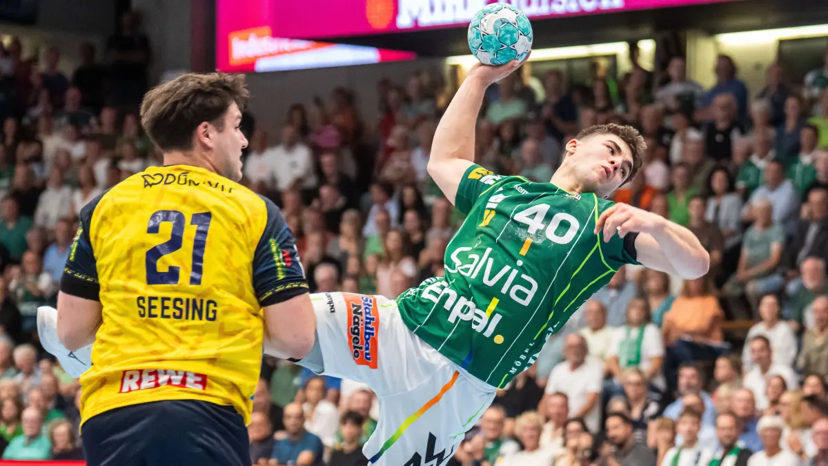 Elias Newel Frisch Auf Goeppingen, 40 liegt quer in der Luft, Aron Seesing Rhein-Neckar Loewen, 21 kann nur zusehen, Frisch Auf Goeppingen vs. Rhein-Neckar Loewen, Handball, 1. Bundesliga, Herren, Spielzeit 2026/2027, 17.09.2026, Frisch Auf Goeppingen vs. Rhein-Neckar Loewen, Handball, 1. Bundesliga, Herren, Spielzeit 2026/2027, 17.09.2026 Goeppingen *** Elias Newel of Frisch Auf Göppingen, 40, is suspended in midair, Aron Seesing, Rhein Neckar Löwen, 21, can only watch Frisch Auf Göppingen vs. Rhein Neckar Löwen, handball, 1st Bundesliga, Mens Division, 20262027 season, September 17, 2026, Frisch Auf Goeppingen vs. Rhein Neckar Löwen, Handball, 1st Bundesliga, Men, 20262027 season, September 17, 2026, Goeppingen Copyright: xEibner-Pressefoto/MichaelxSchmidx EP_MST