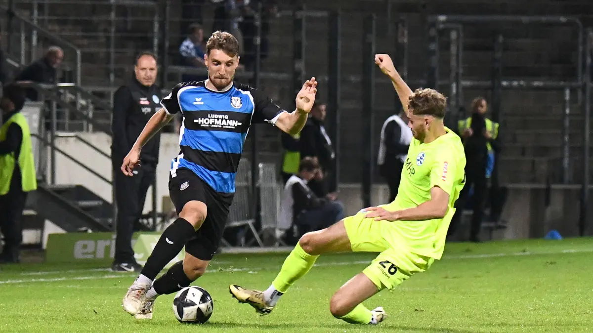 18.09.2026, xokbx, Fussball Regionalliga Suedwest, FSV Frankfurt - Stuttgarter Kickers v.l. Amar Suljic FSV Frankfurt, Luca Trslic Stuttgarter Kickers, Zweikampf, Duell Frankfurt am Main *** September 18, 2026, xokbx, Regional League Southwest soccer, FSV Frankfurt vs. Stuttgarter Kickers Amar Suljic FSV Frankfurt, Luca Trslic Stuttgarter Kickers, tackle, match, Frankfurt am Main