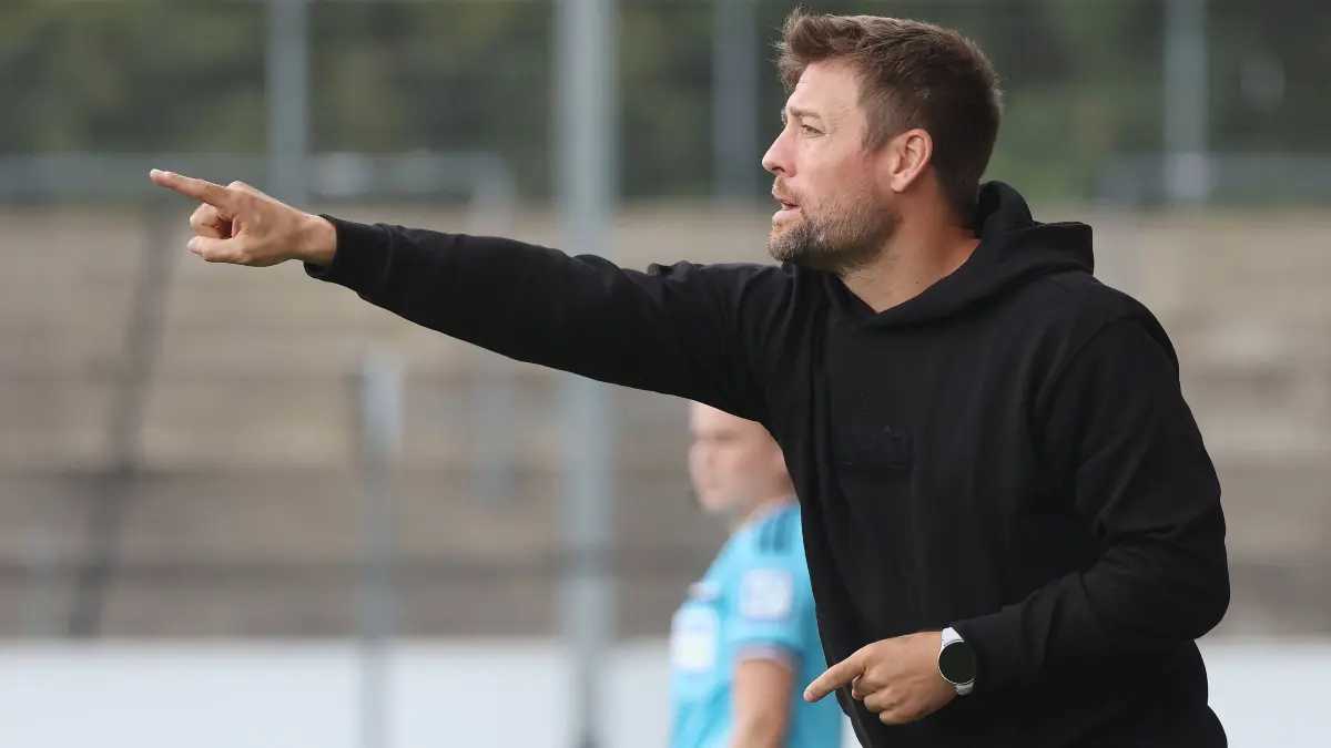 Stuttgart , Google Pixel Frauen-Bundesliga VfB Stuttgart vs VfL Wolfsburg , Trainer Nico Schneck VfB *** Stuttgart, Google Pixel Women s Bundesliga: VfB Stuttgart vs. VfL Wolfsburg, Coach Nico Schneck VfB
