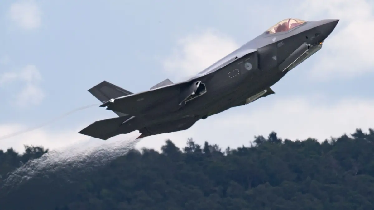 Kampfjet vom Typ F-35: Ein Kampfjet vom Typ F-35 startet im Rahmen einer großangelegten Übung zahlreicher Kampfflugzeuge aus mehreren Nato-Staaten auf der US-Airbase Ramstein. (zu dpa: «USA wollen Saudi-Arabien 48 moderne F-35-Kampfjets verkaufen»)