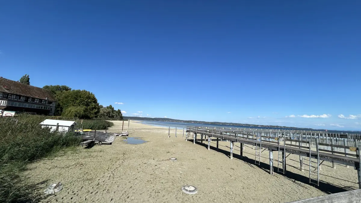 Auf dem Trockenen: Die Anlegestelle beim Yachtclub Horn in Gaienhofen auf der Bodenseehalbinsel Höri im August 2026.