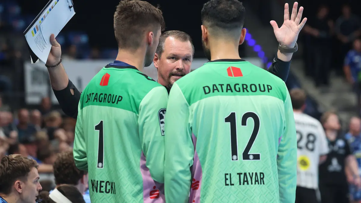 Stuttgart , Handball Opel-HBL , TVB Stuttgart vs. Bergischer HC , von links: Mateusz Kornecki / Trainer Misha Kaufmann / Mohamed El-Tayar TVB *** Stuttgart, Opel HBL Handball, TVB Stuttgart vs. Bergischer HC, from left: Mateusz Kornecki, Coach Misha Kaufmann, Mohamed El Tayar, TVB