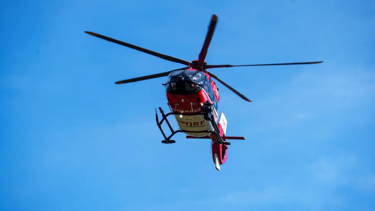Unfall in Böblingen Am Samstagvormittag kam es auf der Leibnizstrasse in Boeblingen zu einem Verkehrsunfall mit zwei beteiligten Fahrzeugen.<br /><br />Nach ersten Informationen der Polizei wollte ein weisser Pkw aus Richtung Boeblingen kommend im Kreuzungsbereich nach links in Richtung Sindelfingen abbiegen. Zeitgleich befuhr ein Mercedes die Leibnizstrasse aus Richtung Sindelfingen beziehungsweise Autobahn kommend. Im Kreuzungsbereich kam es zur Kollision der beiden Fahrzeuge.<br /><br />Aufgrund der ersten Notrufmeldung, wonach von mehreren schwer verletzten Personen ausgegangen werden musste, wurde ein umfangreiches Aufgebot an Rettungskraeften alarmiert. Unter anderem kamen zwei Rettungshubschrauber zum Einsatz. Auch die Feuerwehr Boeblingen rueckte mit einem groesseren Kraefteaufgebot zur Unfallstelle aus.<br /><br />Nach derzeitigem Kenntnisstand wurden bei dem Unfall insgesamt drei Personen verletzt. Nach ersten Einschaetzungen sollen die Verletzungen entgegen der urspruenglichen Meldung ueberwiegend leichterer Art gewesen sein. Zwei Verletzte wurden mit den beiden Rettungshubschraubern zur weiteren medizinischen Behandlung in umliegende Kliniken geflogen.<br /><br />Der Kreuzungsbereich musste waehrend der Rettungs- und Bergungsarbeiten fuer laengere Zeit vollstaendig gesperrt werden. Dadurch kam es zu Verkehrsbehinderungen.<br /><br />Die Polizei hat die Ermittlungen aufgenommen. Gegenstand der Ermittlungen ist insbesondere der genaue Unfallhergang und die Frage, wie es zur Kollision der beiden Fahrzeuge kommen konnte.