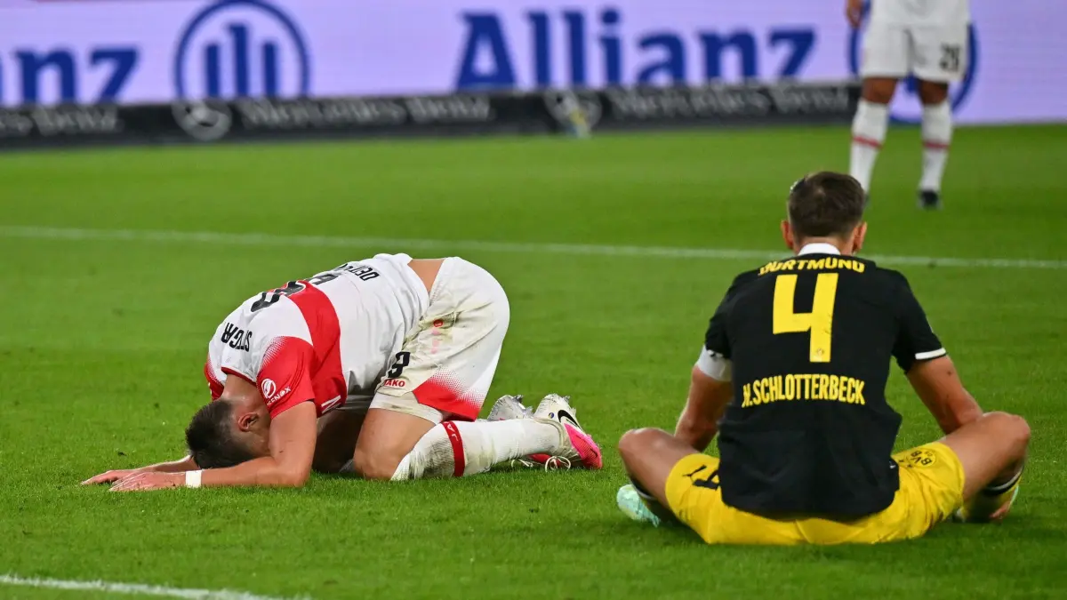 VfB Stuttgart - Borussia Dortmund: 19.09.2026, Baden-Württemberg, Stuttgart: Fußball, Männer: Bundesliga, VfB Stuttgart - Borussia Dortmund, 4. Spieltag, MHPArena. Ermedin Demirovic (VfB Stuttgart) (l) ist nach einer vergebenen Chance gegen Nico Schlotterbeck (Borussia Dortmund) enttäuscht. Foto: Jan-Philipp Strobel/dpa - WICHTIGER HINWEIS: Gemäß den Vorgaben der Bundesliga bzw. des DFB Deutscher Fußball-Bund ist es untersagt, in dem Stadion und/oder vom Spiel angefertigte Fotoaufnahmen in Form von Sequenzbildern und/oder videoähnlichen Fotostrecken zu verwerten bzw. verwerten zu lassen. +++ dpa-Bildfunk +++