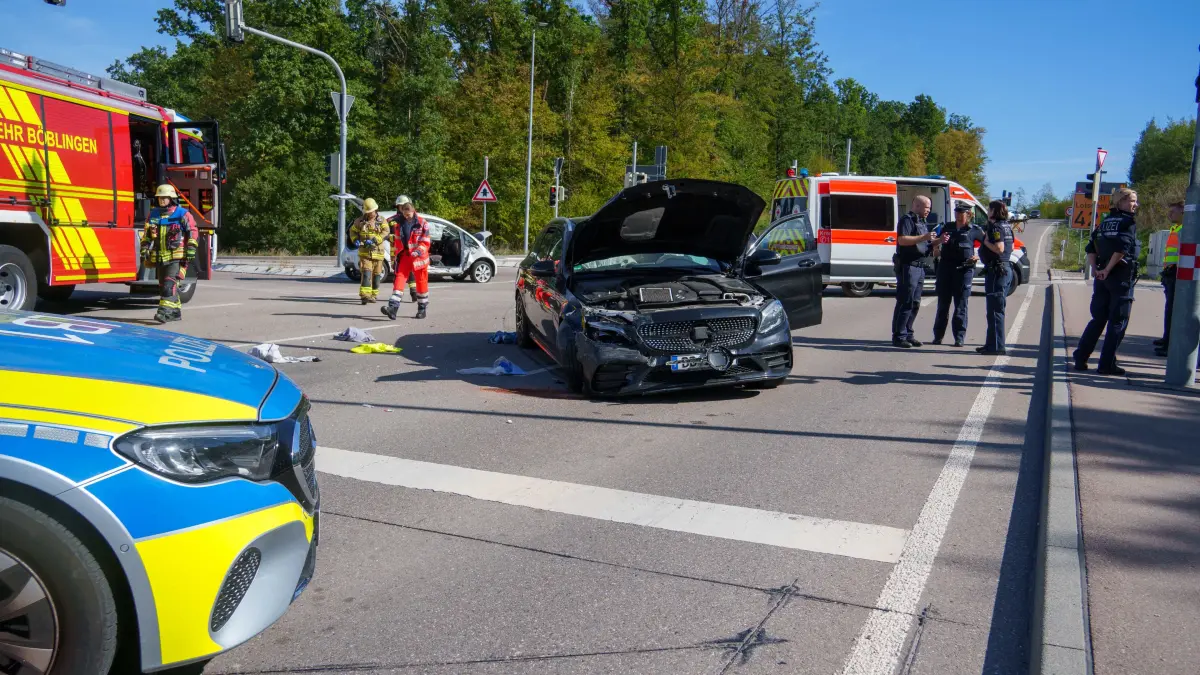 Unfall in Böblingen Am Samstagvormittag kam es auf der Leibnizstrasse in Boeblingen zu einem Verkehrsunfall mit zwei beteiligten Fahrzeugen.<br /><br />Nach ersten Informationen der Polizei wollte ein weisser Pkw aus Richtung Boeblingen kommend im Kreuzungsbereich nach links in Richtung Sindelfingen abbiegen. Zeitgleich befuhr ein Mercedes die Leibnizstrasse aus Richtung Sindelfingen beziehungsweise Autobahn kommend. Im Kreuzungsbereich kam es zur Kollision der beiden Fahrzeuge.<br /><br />Aufgrund der ersten Notrufmeldung, wonach von mehreren schwer verletzten Personen ausgegangen werden musste, wurde ein umfangreiches Aufgebot an Rettungskraeften alarmiert. Unter anderem kamen zwei Rettungshubschrauber zum Einsatz. Auch die Feuerwehr Boeblingen rueckte mit einem groesseren Kraefteaufgebot zur Unfallstelle aus.<br /><br />Nach derzeitigem Kenntnisstand wurden bei dem Unfall insgesamt drei Personen verletzt. Nach ersten Einschaetzungen sollen die Verletzungen entgegen der urspruenglichen Meldung ueberwiegend leichterer Art gewesen sein. Zwei Verletzte wurden mit den beiden Rettungshubschraubern zur weiteren medizinischen Behandlung in umliegende Kliniken geflogen.<br /><br />Der Kreuzungsbereich musste waehrend der Rettungs- und Bergungsarbeiten fuer laengere Zeit vollstaendig gesperrt werden. Dadurch kam es zu Verkehrsbehinderungen.<br /><br />Die Polizei hat die Ermittlungen aufgenommen. Gegenstand der Ermittlungen ist insbesondere der genaue Unfallhergang und die Frage, wie es zur Kollision der beiden Fahrzeuge kommen konnte.
