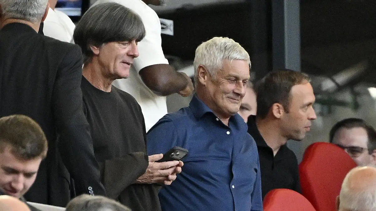 VfB Stuttgart vs Borussia Dortmund BVB : auf der Tribuene Ex-Bundestrainer Joachim Jogi Loew mit Ex-Trainer Armin Veh und Andreas Hinkel rechts VfB Stuttgart vs Borussia Dortmund BVB 19.09.2026 DFL REGULATIONS PROHIBIT ANY USE OF PHOTOGRAPHS AS IMAGE SEQUENCES AND/OR QUASI-VIDEO VfB Stuttgart vs Borussia Dortmund BVB *** In the stands: Former national team coach Joachim Jogi Löw with former coach Armin Veh and Andreas Hinkel right VfB Stuttgart vs. Borussia Dortmund BVB, September 19, 2026. DFL regulations prohibit any use of photographs as image sequences and/or quasi- VIDEO VfB Stuttgart vs. Borussia Dortmund BVB