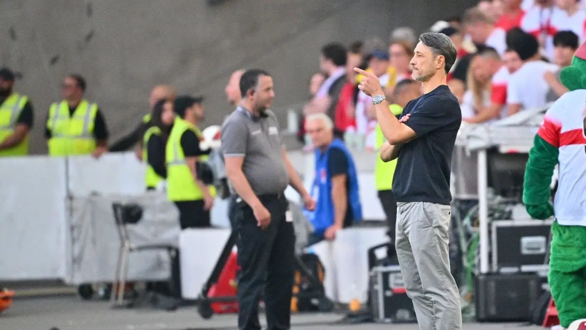 VfB Stuttgart - Borussia Dortmund: 19.09.2026, Baden-Württemberg, Stuttgart: Fußball, Männer: Bundesliga, VfB Stuttgart - Borussia Dortmund, 4. Spieltag, MHPArena. Trainer Niko Kovac (Borussia Dortmund) gestikuliert an der Seitenlinie. Foto: Jan-Philipp Strobel/dpa - WICHTIGER HINWEIS: Gemäß den Vorgaben der Bundesliga bzw. des DFB Deutscher Fußball-Bund ist es untersagt, in dem Stadion und/oder vom Spiel angefertigte Fotoaufnahmen in Form von Sequenzbildern und/oder videoähnlichen Fotostrecken zu verwerten bzw. verwerten zu lassen. +++ dpa-Bildfunk +++