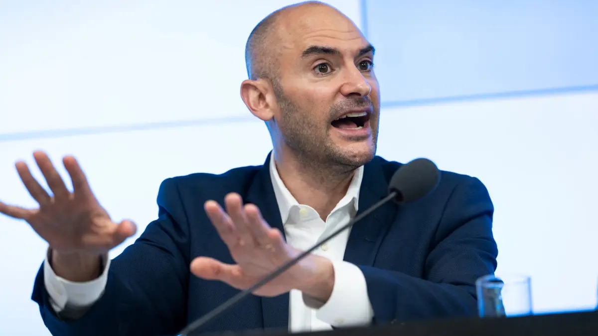 Landespressekonferenz Baden-Württemberg: Danyal Bayaz (Bündnis 90/Die Grünen), Finanzminister von Baden-Württemberg, nimmt an einer Landespressekonferenz teil. (zu dpa: «Keine Einigung: Koalition vertagt Entscheidung über Haushalt»)