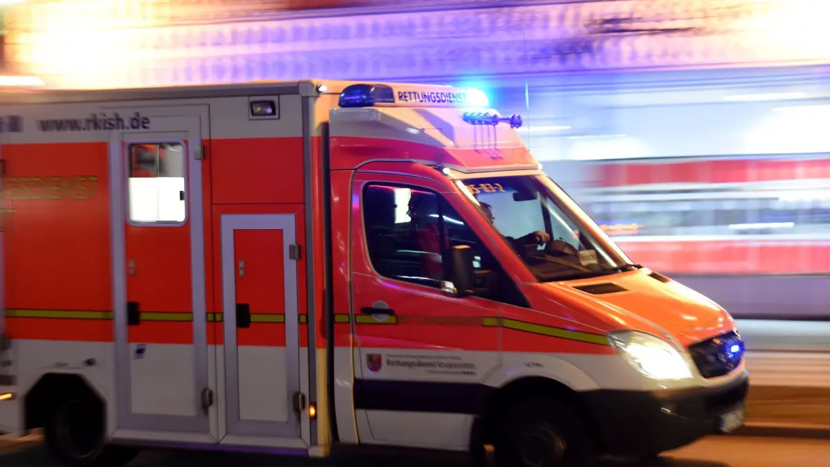 Rettungswagen: ARCHIV - 01.11.2015, Schleswig-Holstein, Kiel: Ein Rettungswagen fährt durch Kiel. (zu dpa: «Streit eskaliert - Junger Mann wird durch Stich verletzt») Foto: Carsten Rehder/dpa +++ dpa-Bildfunk +++