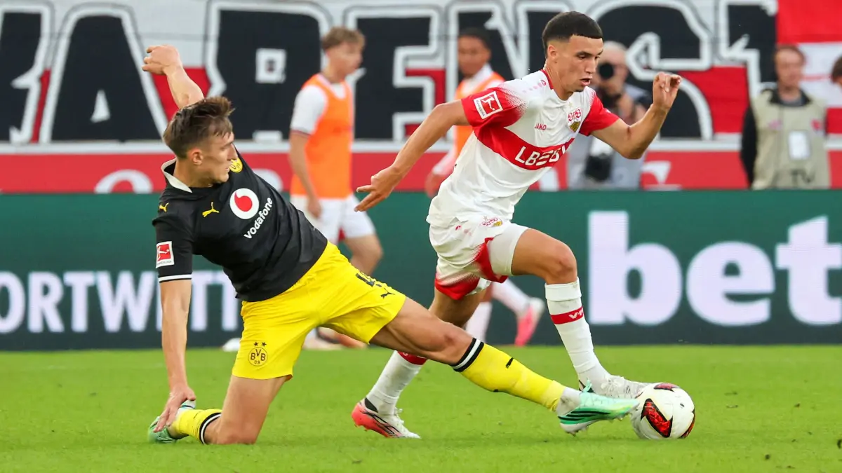 Fußball VfB Stuttgart vs. Borussia Dortmund : BAU // 19.09.2026, Deutschland, Stuttgart, Fußball Bundesliga,
VfB Stuttgart vs. Borussia Dortmund, v.l. Maximilian Beier (BVB), Bilal El Khanouss (VfB)